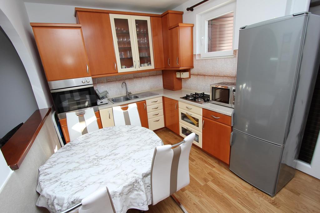 Apartment Ilinovic Ровин Екстериор снимка