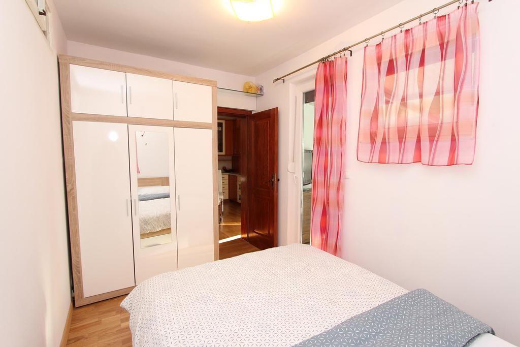Apartment Ilinovic Ровин Екстериор снимка