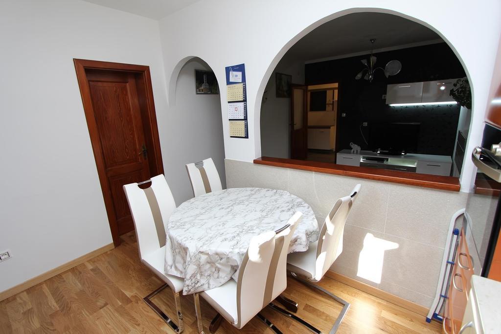 Apartment Ilinovic Ровин Екстериор снимка