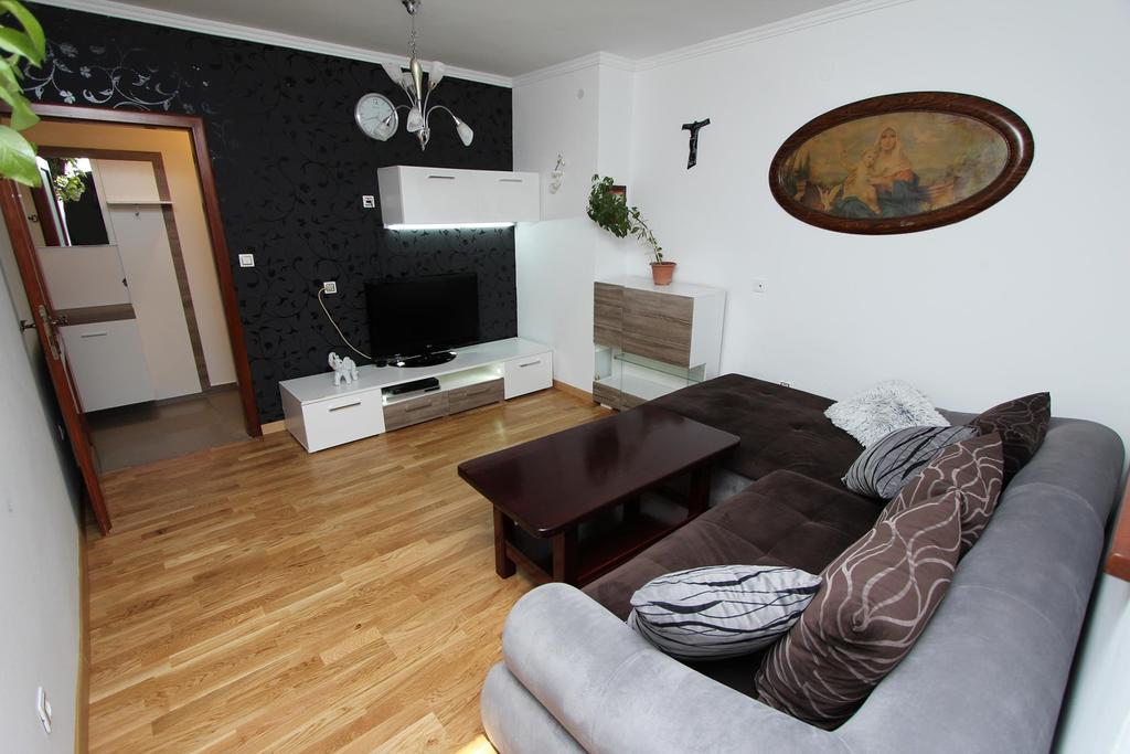 Apartment Ilinovic Ровин Екстериор снимка