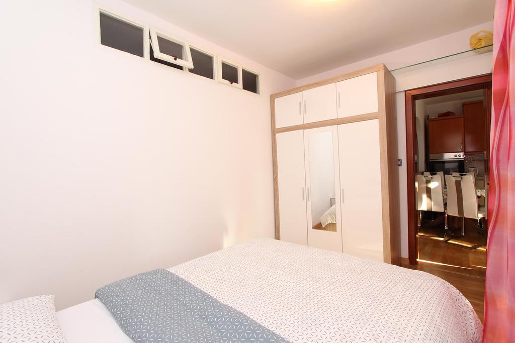 Apartment Ilinovic Ровин Екстериор снимка