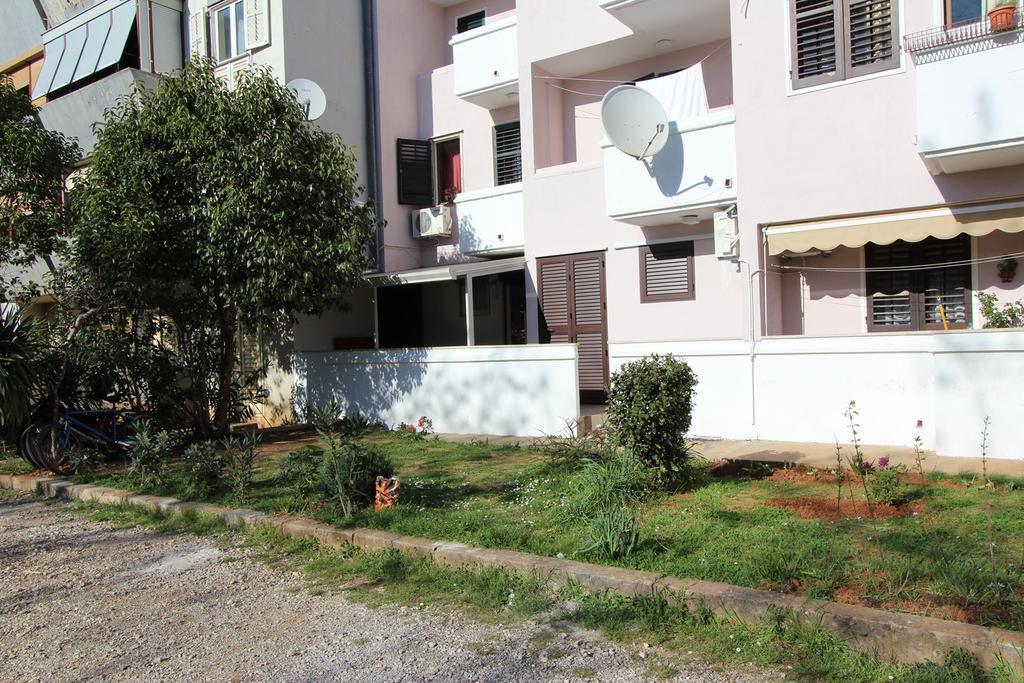 Apartment Ilinovic Ровин Екстериор снимка