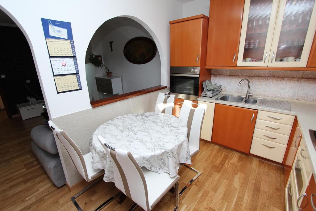 Apartment Ilinovic Ровин Екстериор снимка